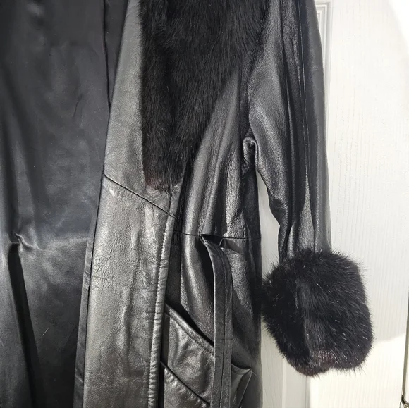 100% Genuine Black Leather Coat with Fur Trim - Picture 3 of 6